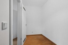 Zimmer II  Ankleide Exklusive Residenz in nobelster Hanglage  Wohneinheit in einer Stadtvilla  Balkon & 2 TG