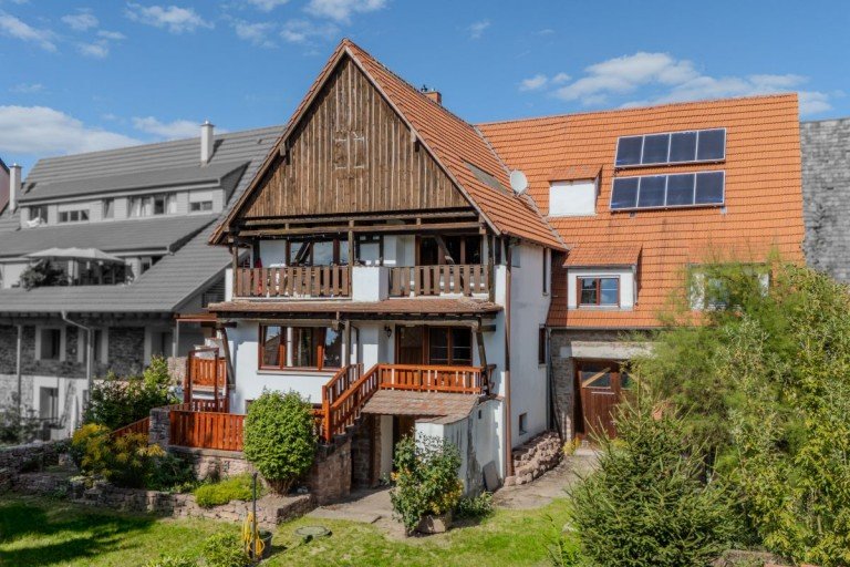 Garten- und Hausansicht Edingen-Neckarhausen Etagenwohnung Exklusive Maisonettewohnung mit Hauscharakter, direktem Aufzugzugang, Garten und mehreren Terrassen