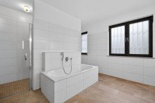 Badezimmer I Exklusive Residenz in nobelster Hanglage  Wohneinheit in einer Stadtvilla  Balkon & 2 TG