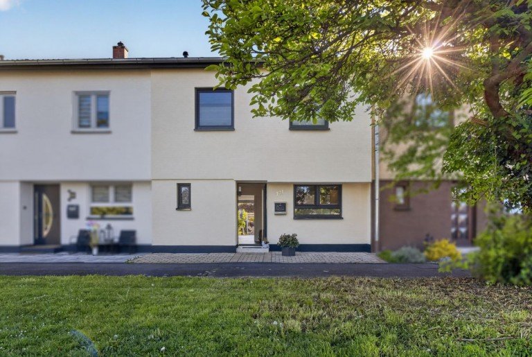 Ihre Immobilie in Weinheim Weinheim Reihenmittelhaus Exklusive Wohlf�hloase mit Garten, Pool und Sauna