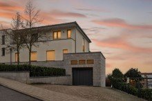 Hausansicht & Garageneinfahrt Exklusive Residenz in nobelster Hanglage  Wohneinheit in einer Stadtvilla  Balkon & 2 TG