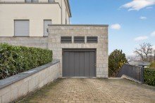 Garageneinfahrt Exklusive Residenz in nobelster Hanglage  Wohneinheit in einer Stadtvilla  Balkon & 2 TG
