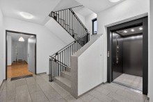 Treppenhaus Exklusive Residenz in nobelster Hanglage  Wohneinheit in einer Stadtvilla  Balkon & 2 TG