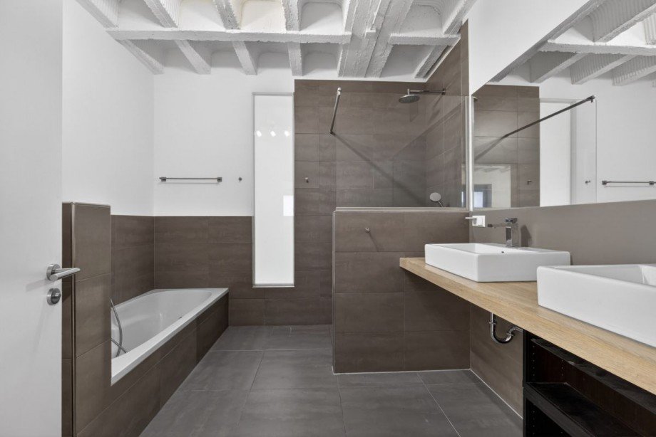 Komfortbad mit Badewanne, Walk-in-Dusche und Doppelwaschtisch Loft-Studio-Atelier Mannheim