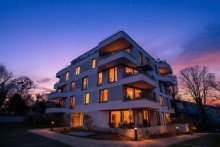 Au�enansicht  Abendd�mmerung Hochwertiges Wohnen in der Villa Berg  Balkon & TG