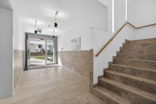 Eingangsbereich Hochwertiges Wohnen in der Villa Berg  Balkon & TG