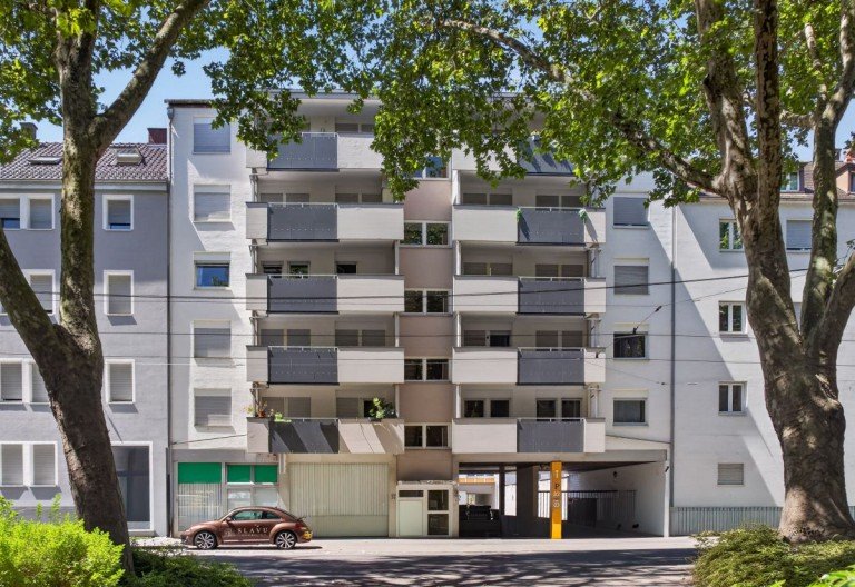 Stra�enansicht & TG-Einfahrt Karlsruhe Etagenwohnung Sanierte 3-Zimmer-Wohnung mit Aufzug und Tiefgaragenstellplatz Karlsruhe-S�dstadt