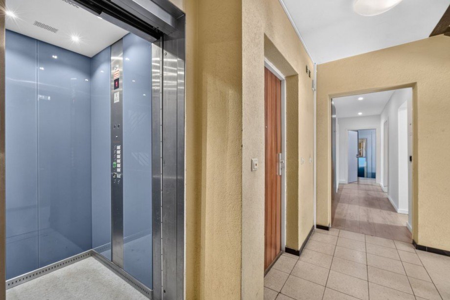 Eingang & Fahrstuhl Etagenwohnung Karlsruhe