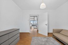 Zimmer I Exklusive Residenz in nobelster Hanglage  Wohneinheit in einer Stadtvilla  Balkon & 2 TG
